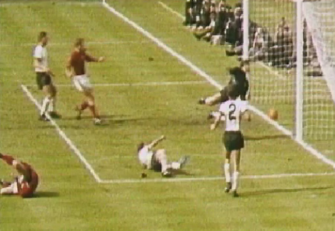 Bàn thắng nâng tỉ số 3 -2 của Geoff Hurst trong trận chung kết WC 1966 với Tây Đức