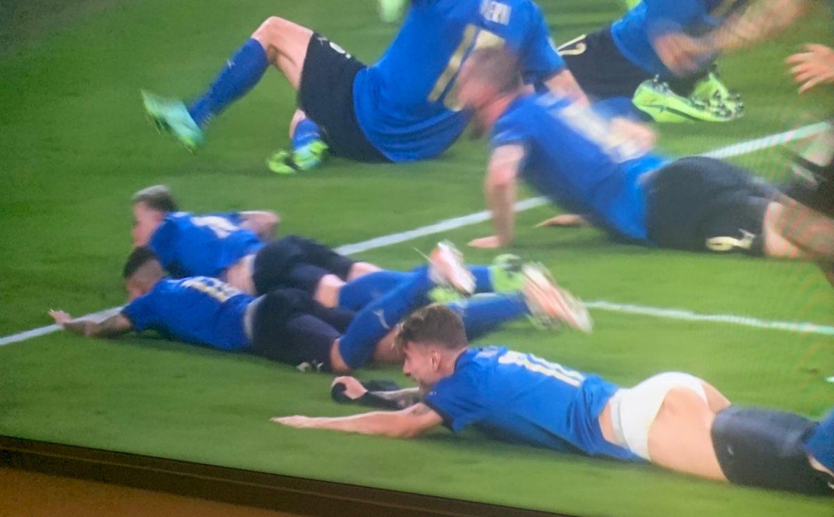 Immobile lộ hàng trong pha trượt cỏ Immobile lộ hàng trong pha trượt cỏ