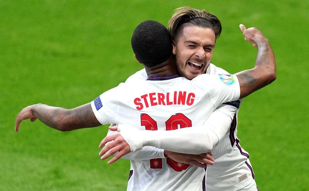 Sterling và Grealish ở đâu khi Saka bước lên chấm phạt đền