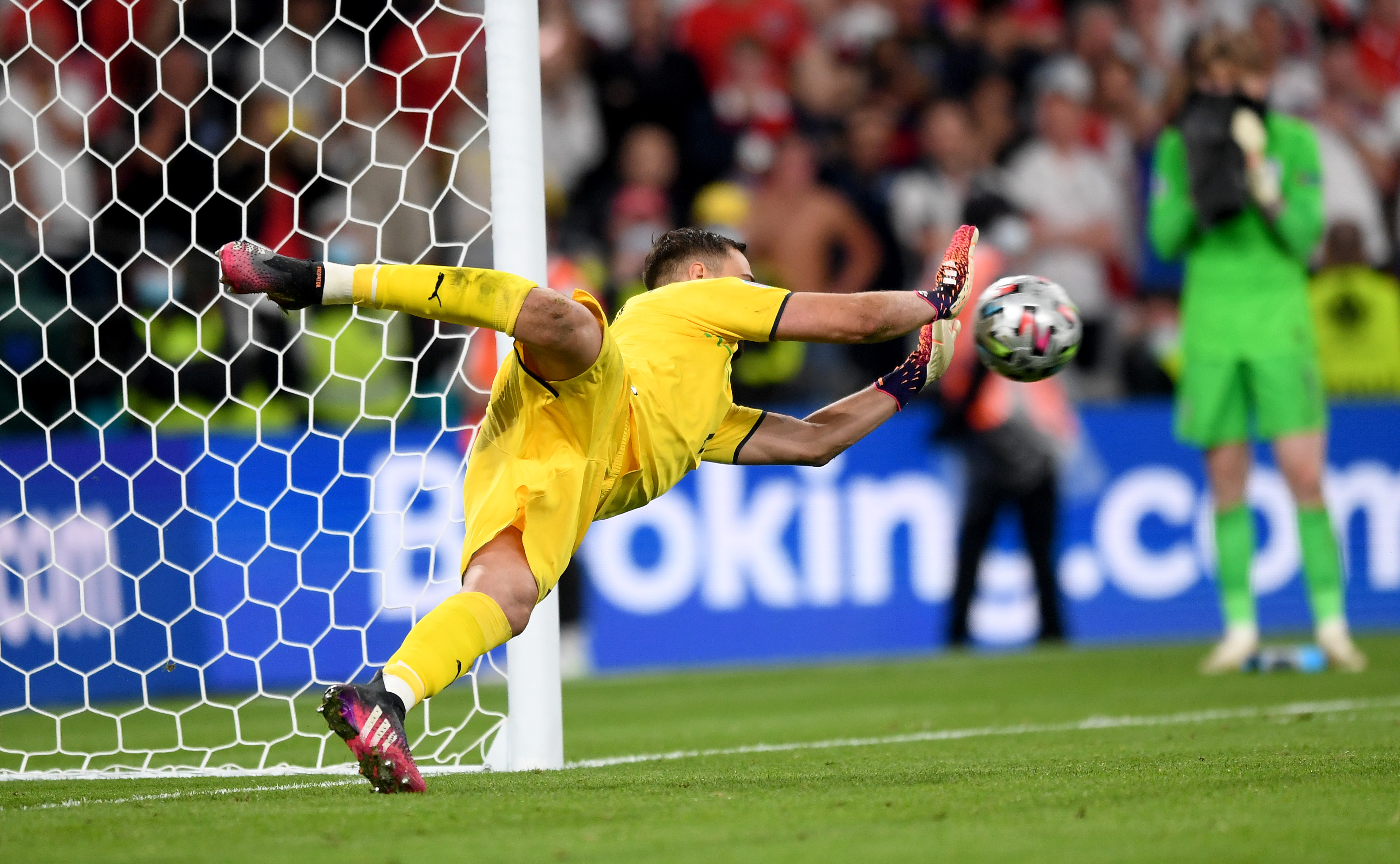 Gianluigi Donnarumma cản được 3 cú đá của các cầu thủ ĐT Anh