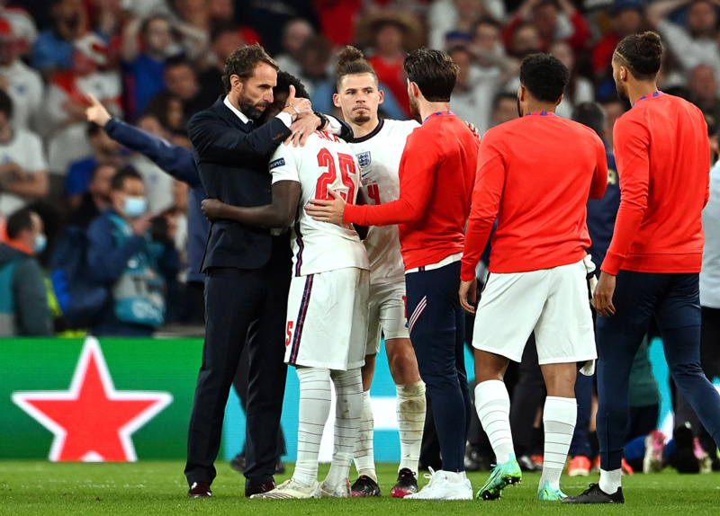 Southgate an ủi Saka sau quả đá 11m không thành công