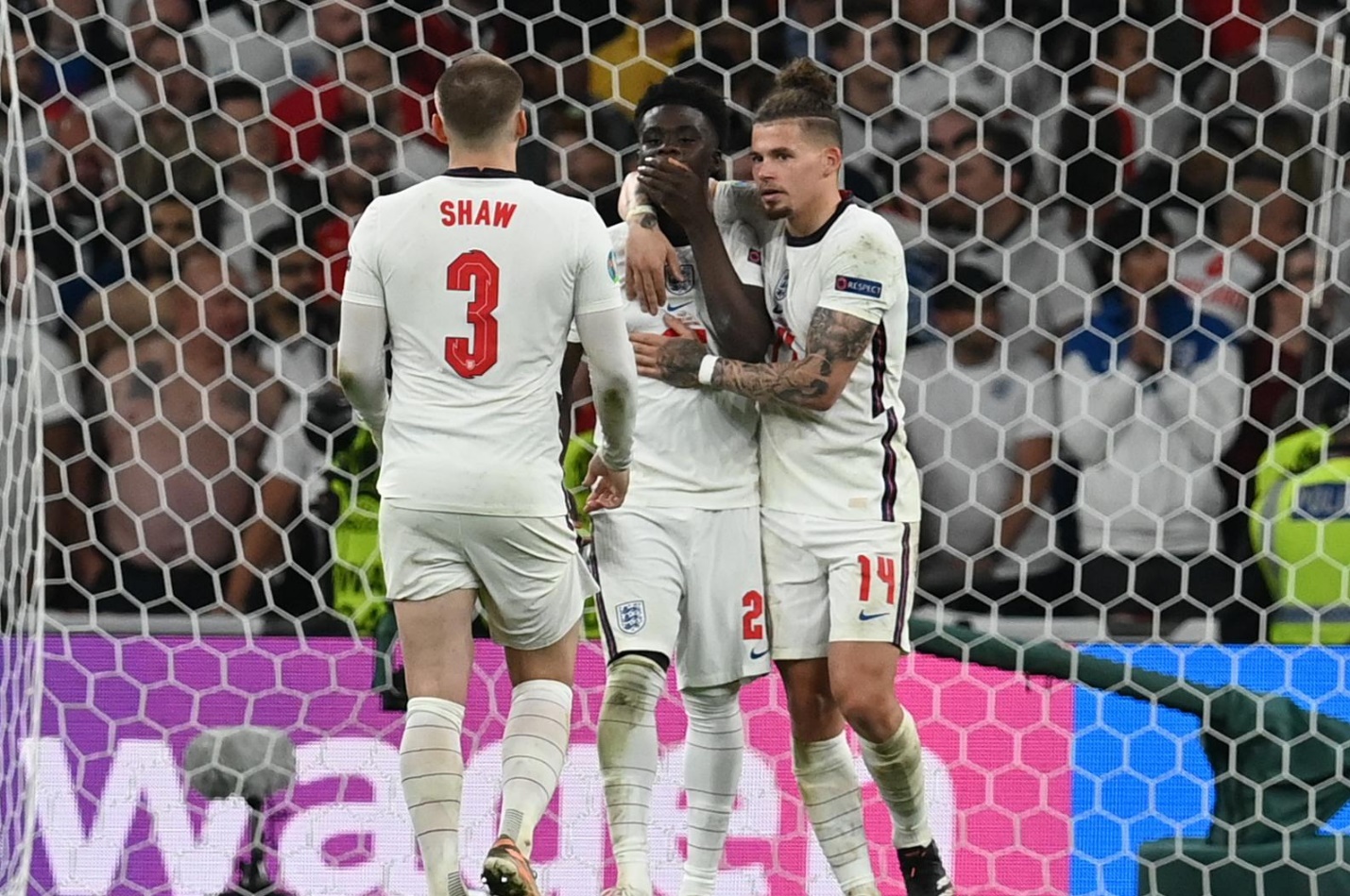 Bukayo Saka không thể kìm nén cảm xúc khi sút hỏng quả 11m quyết định