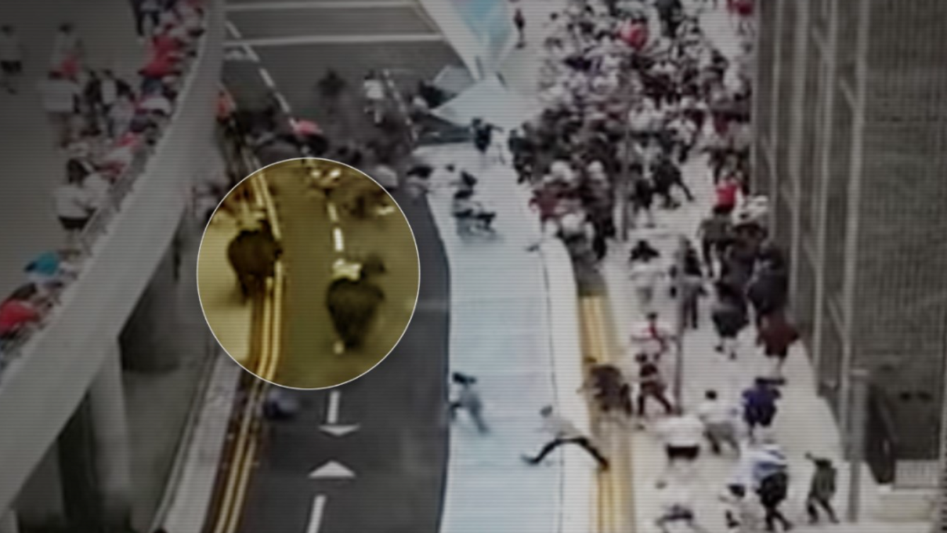 Cảnh sát được bố trí giữ lại đám đông sau khi rào cản bị phá vỡ