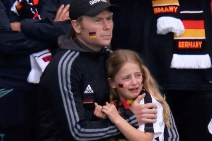 Fan nhí tuyển Đức bị CĐV Anh chế giễu