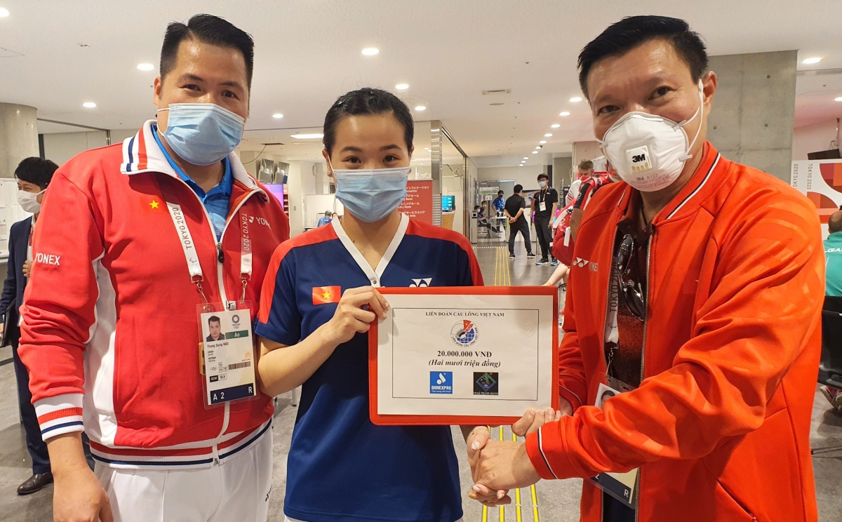 Thùy Linh nhận thưởng 20 triệu đồng sau trận ra quân Olympic