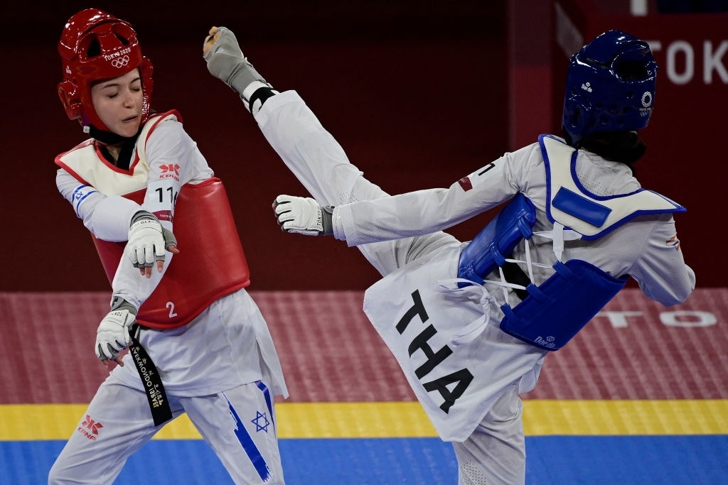 Panipak Wongpattanakit (áo xanh) và VĐV người Israel Abishag Semberg tại vòng 1/8 vừa rồi