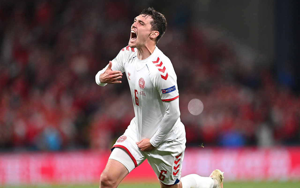 Màn ăn mừng đầy cảm xúc của Christensen sau cú nã đại bác nâng tỷ số lên 3-1 trước đội tuyển Nga