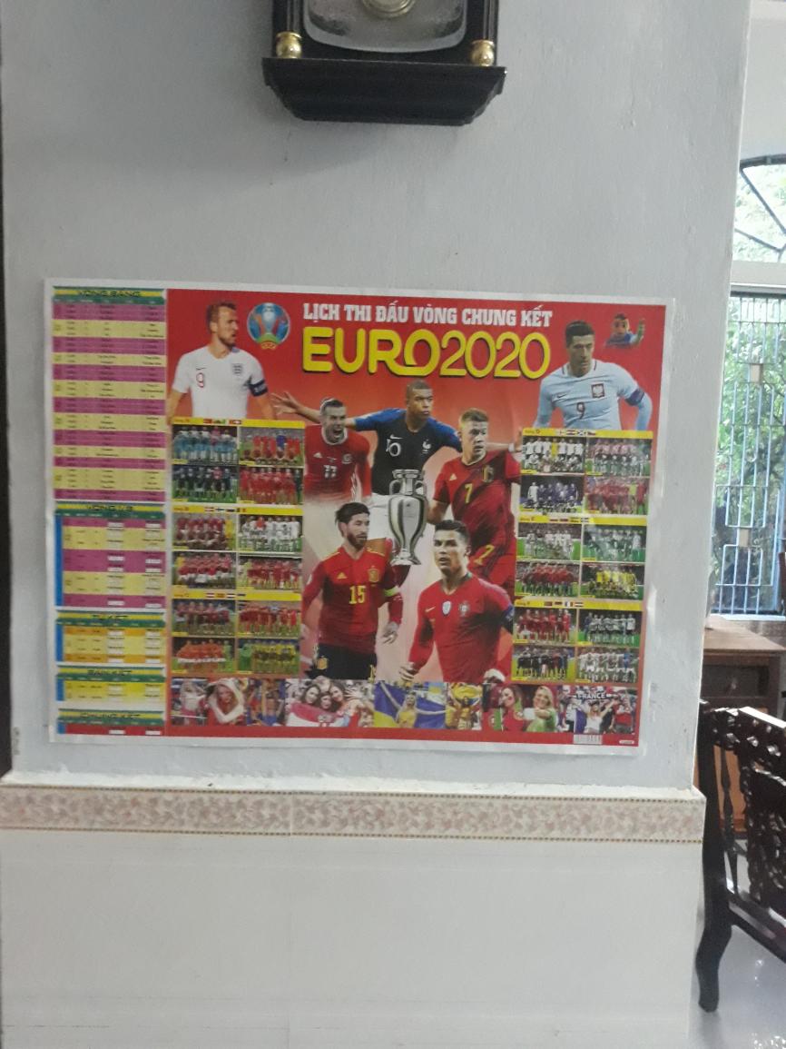 Hình ảnh Lịch thi đấu Euro được dán trên tường