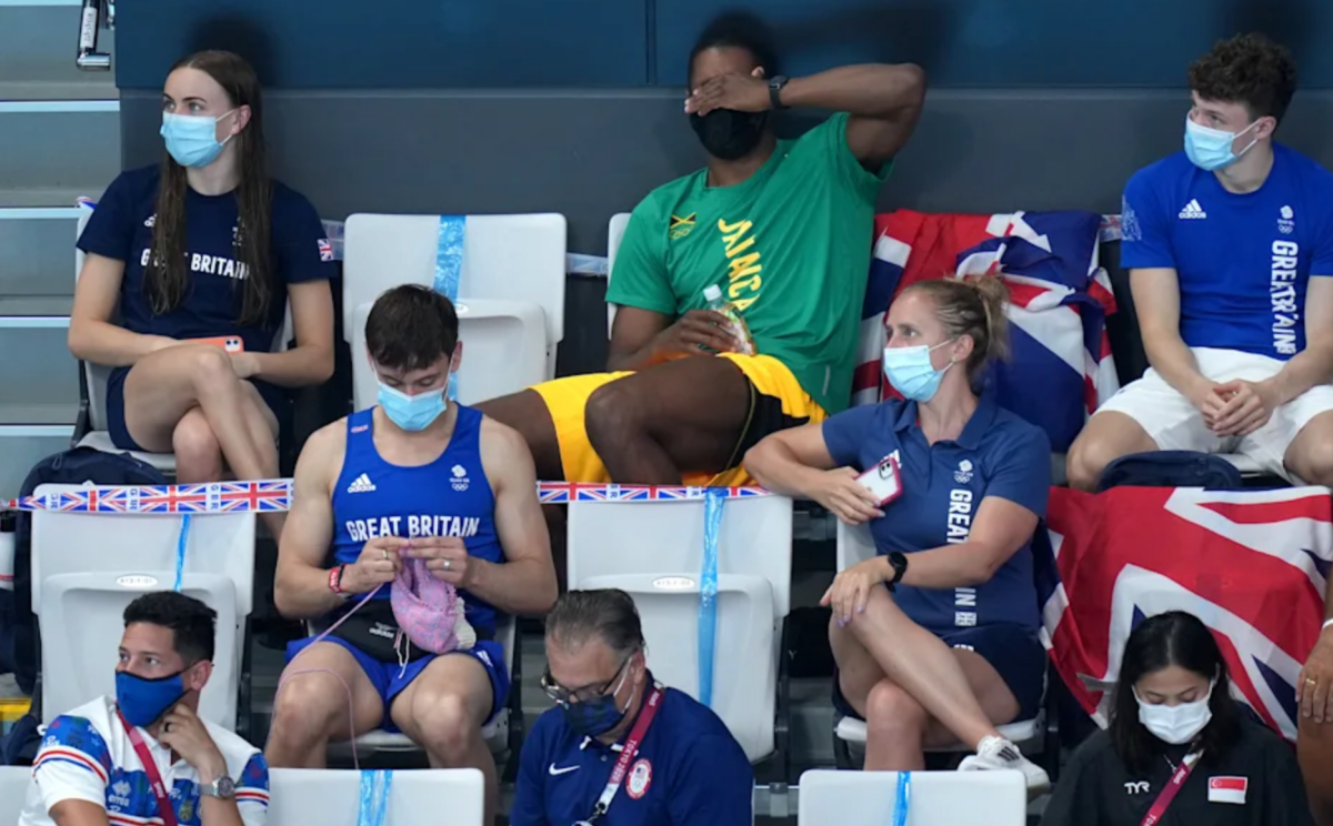 Tom Daley gây sốt nhờ tài đan len