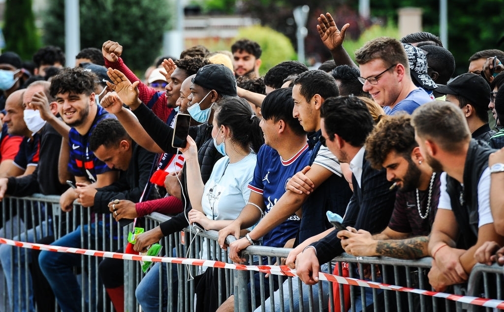 Fan PSG chào đón Messi ngay từ sân bay