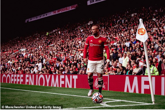 Luke Shaw thực hiện quả đá phạt góc