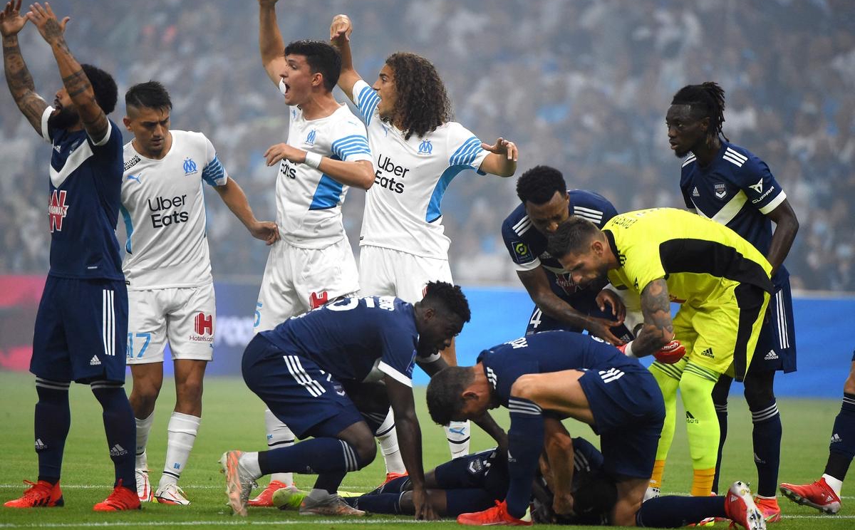 Cầu thủ Ligue 1 đột quỵ trên sân