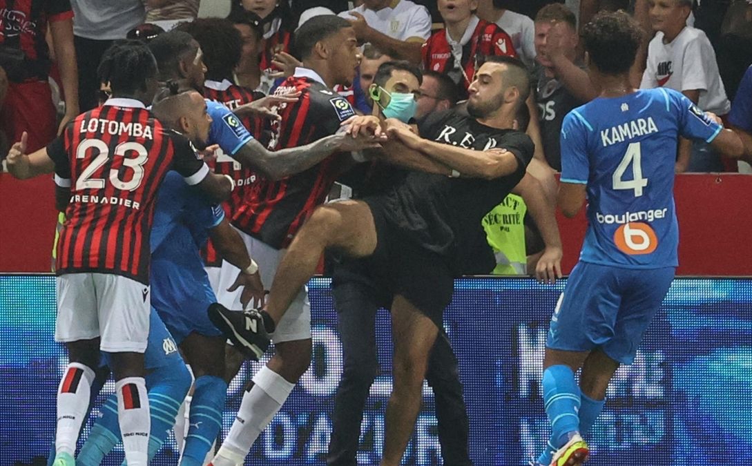 Hỗn chiến tại Ligue 1 trong trận Nice vs Marseille Hỗn chiến tại Ligue 1 trong trận Nice vs Marseille
