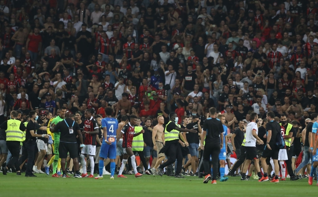 Hỗn chiến tại Ligue 1 trong trận Nice vs Marseille Hỗn chiến tại Ligue 1 trong trận Nice vs Marseille