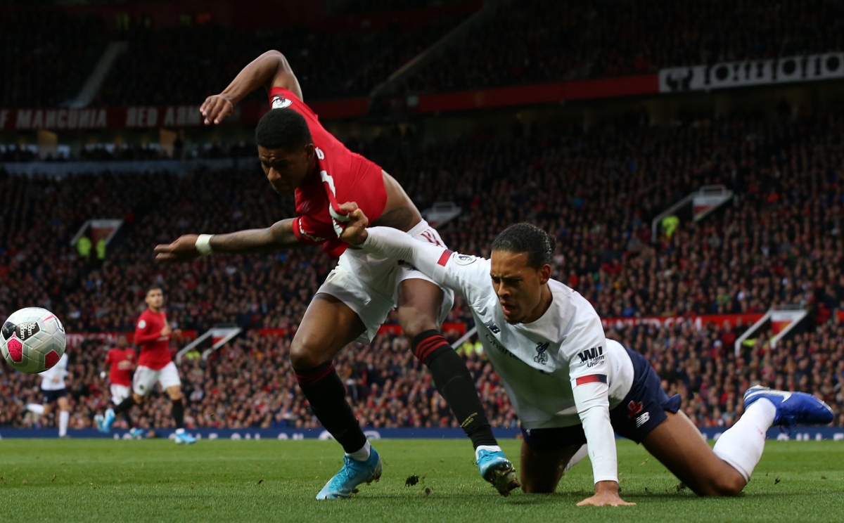 Rashford tranh chấp với Van Dijk