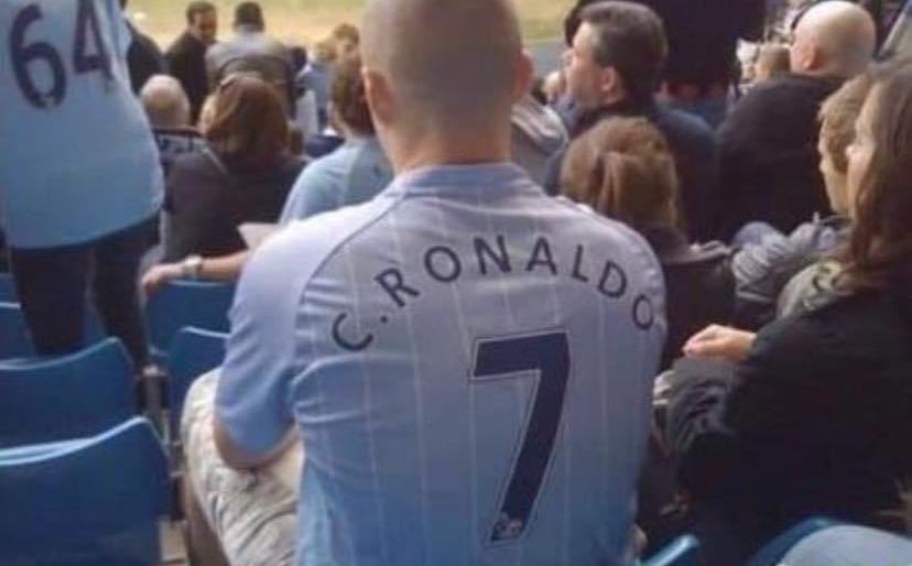 Chết cười với fan Man City mặc áo Ronaldo