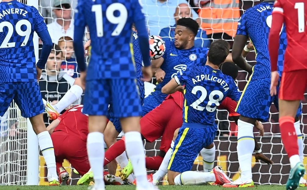 Reece nhận thẻ đỏ vs Liverpool