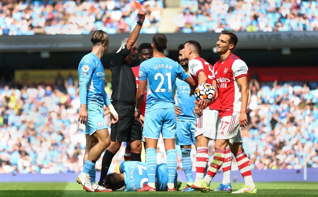 Xhaka nhận thẻ đỏ vs Man City