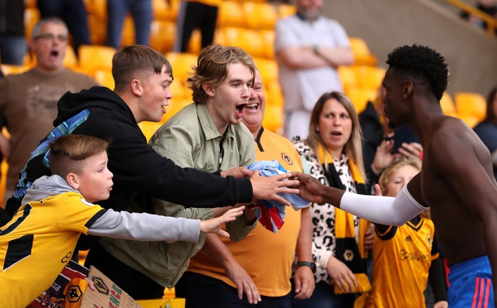 Pogba tặng áo cho fan Wolves