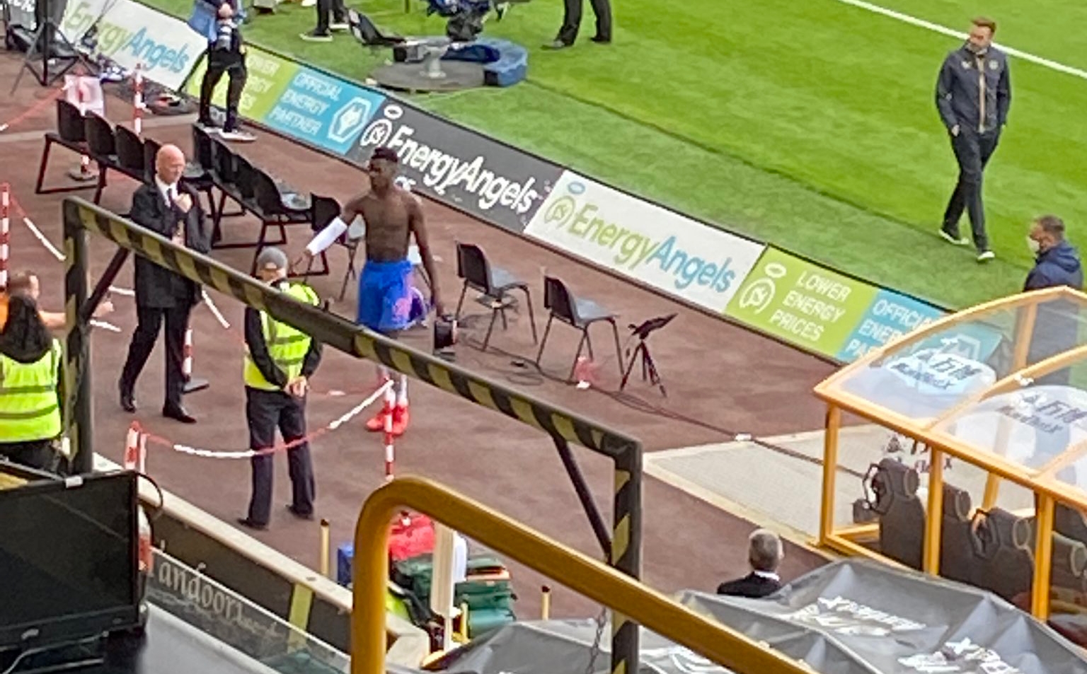 Pogba tặng áo cho fan Wolves