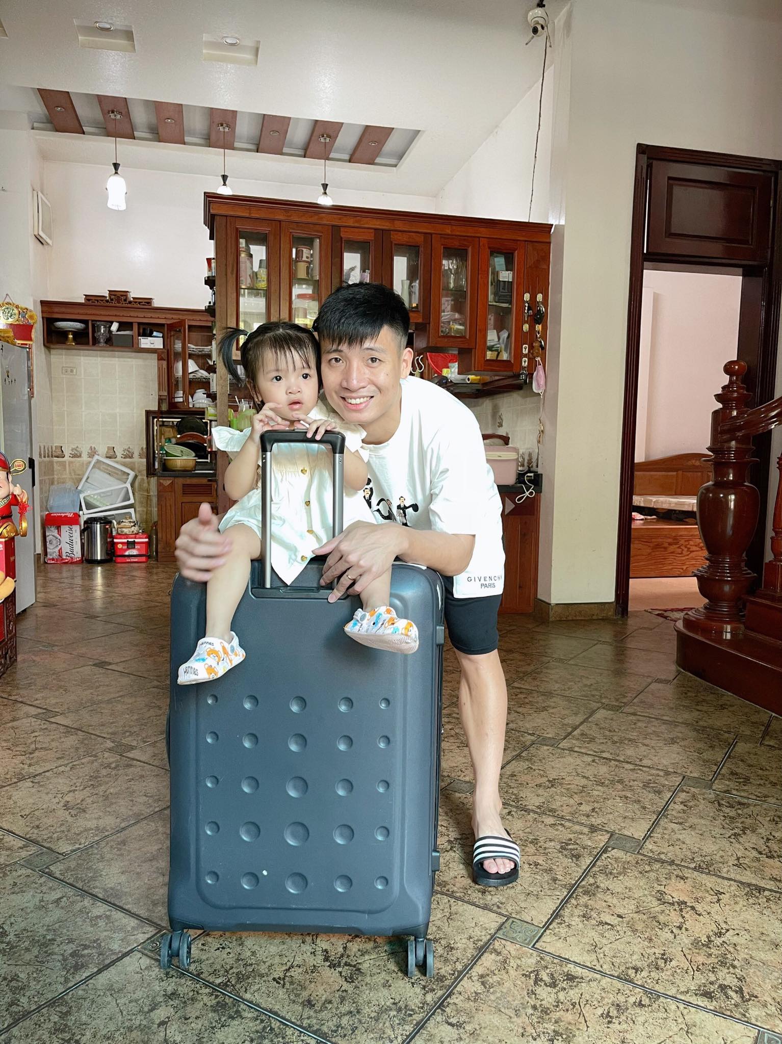 Bùi Tiến Dũng chia tay gia đình để hội quân cùng ĐT Việt Nam.