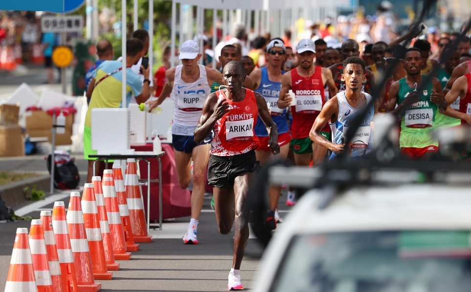 Eliud Kipchoge bảo vệ thành công HCV marathon Eliud Kipchoge bảo vệ thành công HCV marathon