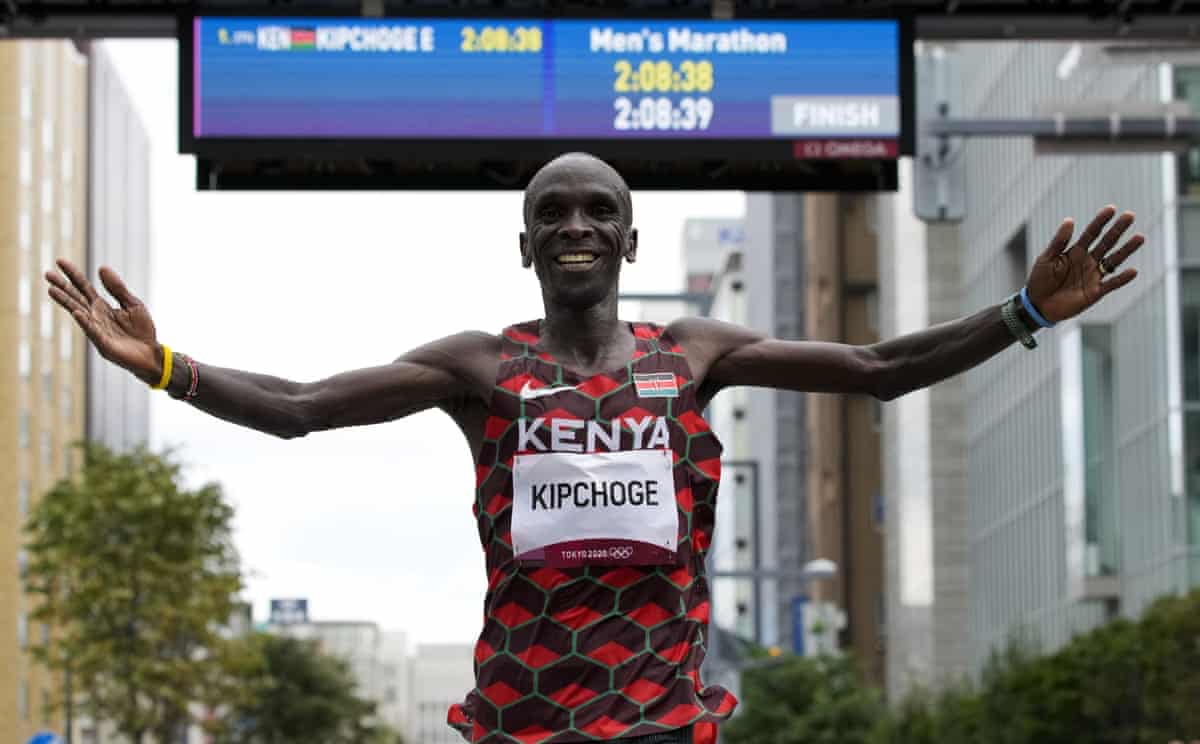 Eliud Kipchoge bảo vệ thành công HCV marathon Eliud Kipchoge bảo vệ thành công HCV marathon
