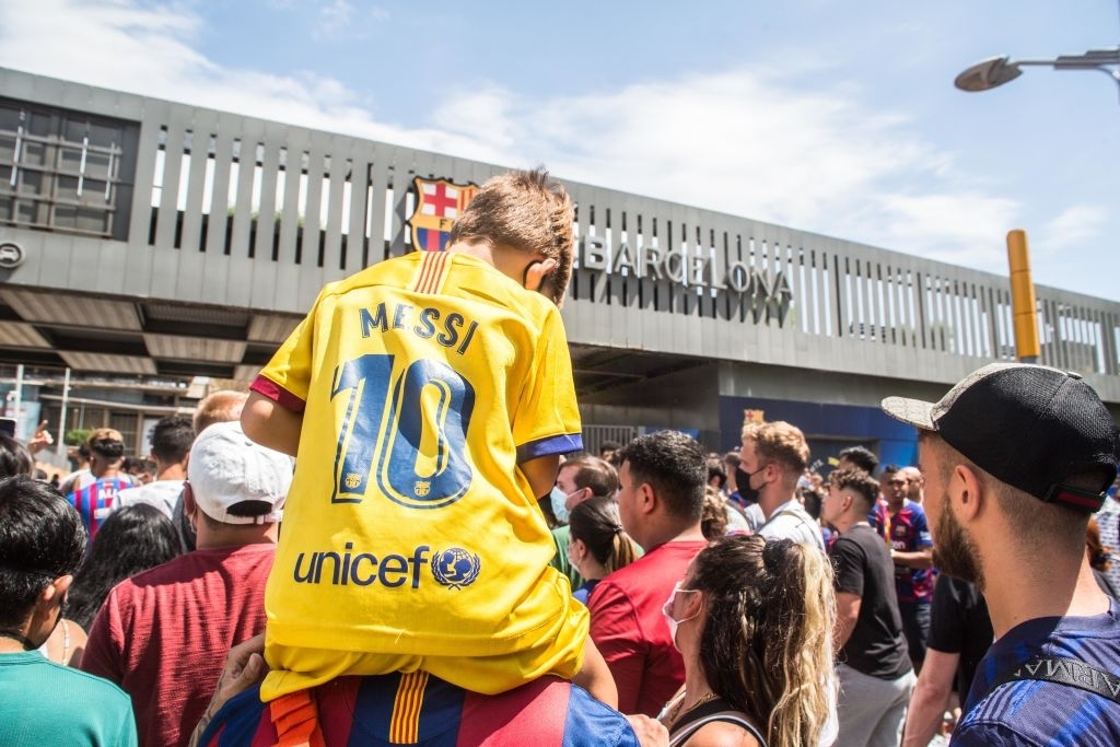 Messi Vật tế thần của Barcelona