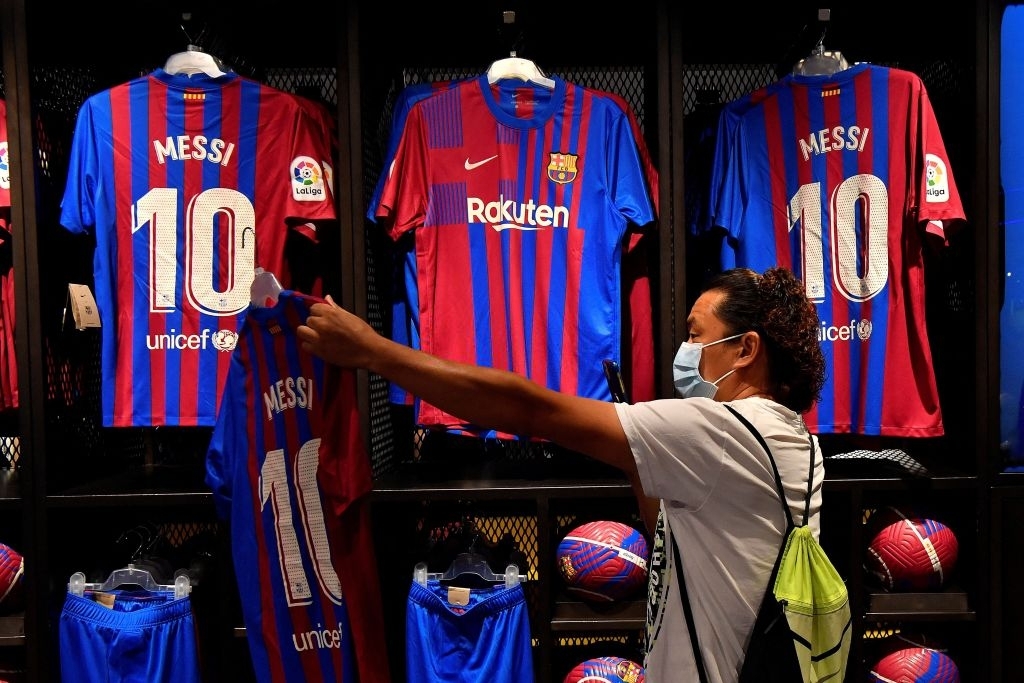 Messi Vật tế thần của Barcelona