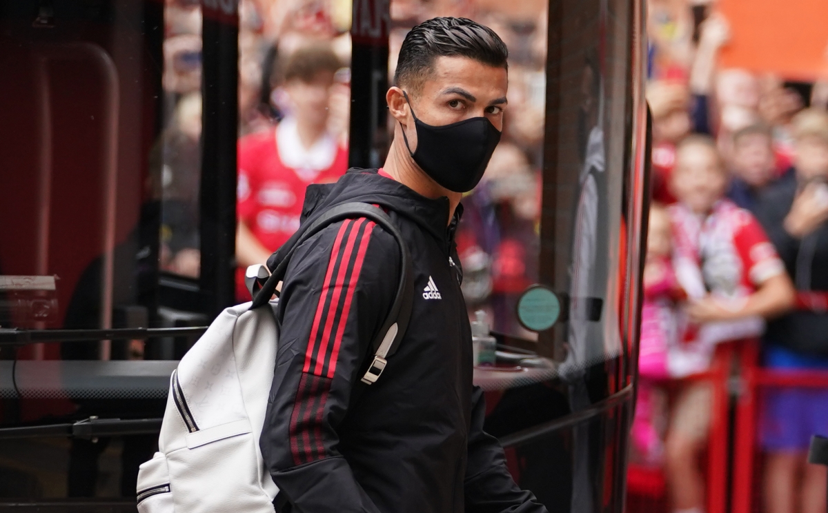 Áo của Ronaldo xuất hiện xung quanh Old Trafford