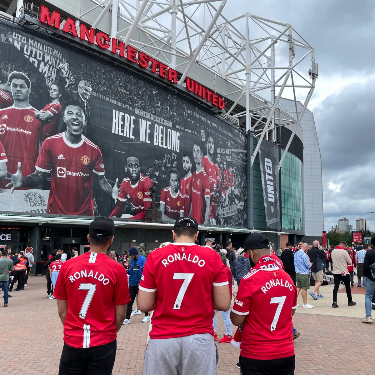 Áo của Ronaldo xuất hiện xung quanh Old Trafford