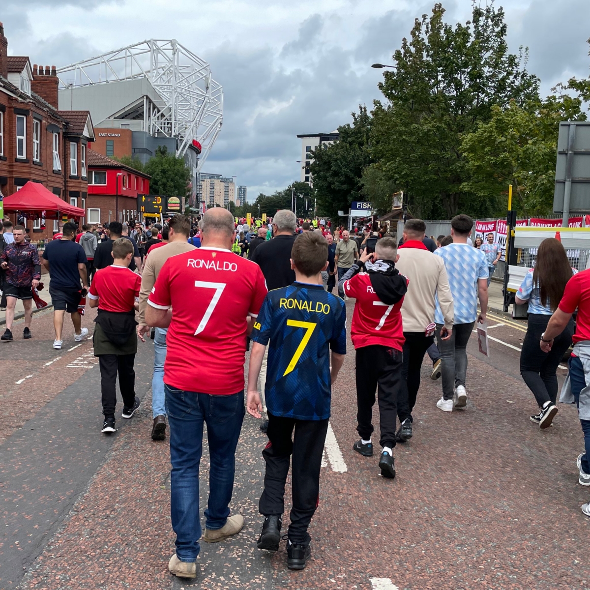 Áo của Ronaldo xuất hiện xung quanh Old Trafford