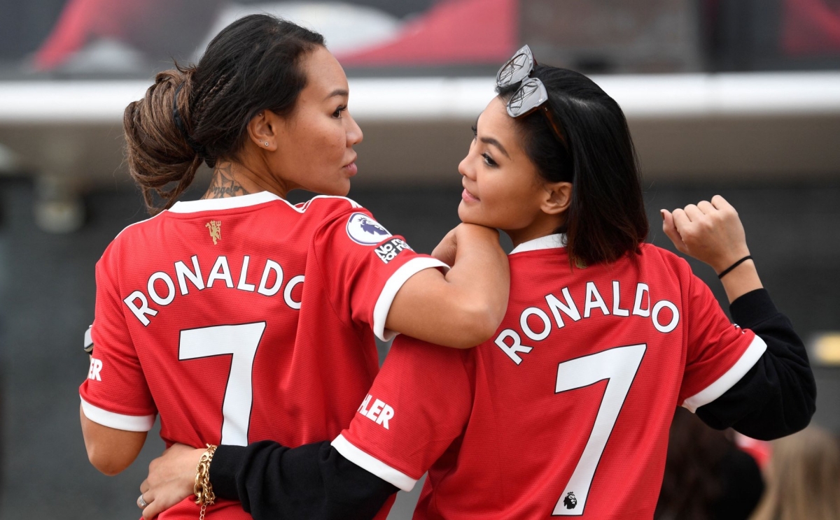 Áo của Ronaldo xuất hiện xung quanh Old Trafford