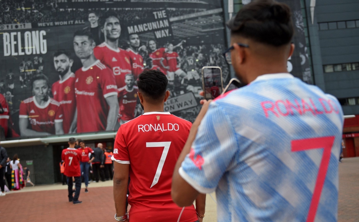 Áo của Ronaldo xuất hiện xung quanh Old Trafford