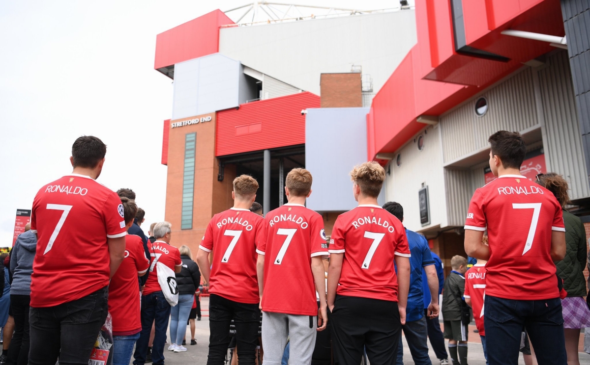 Áo của Ronaldo xuất hiện xung quanh Old Trafford