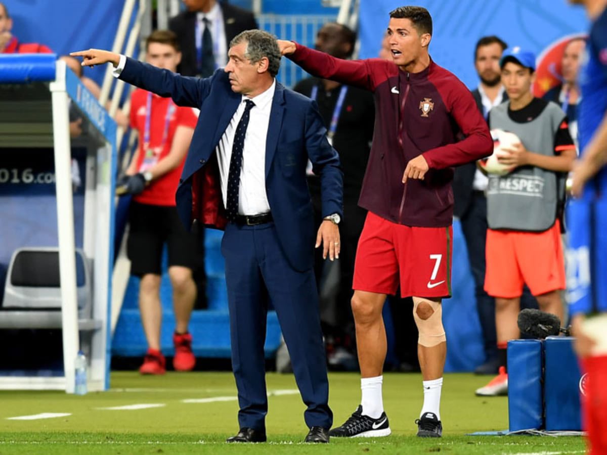 Ferdinand không thích hành động đứng ra chỉ đạo của Ronaldo