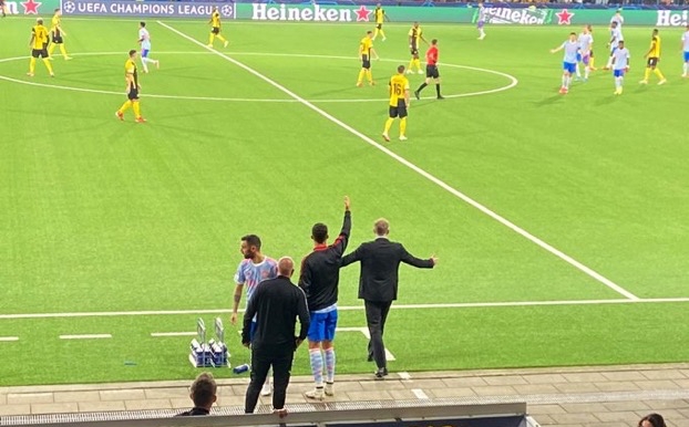 Ferdinand không thích hành động đứng ra chỉ đạo của Ronaldo