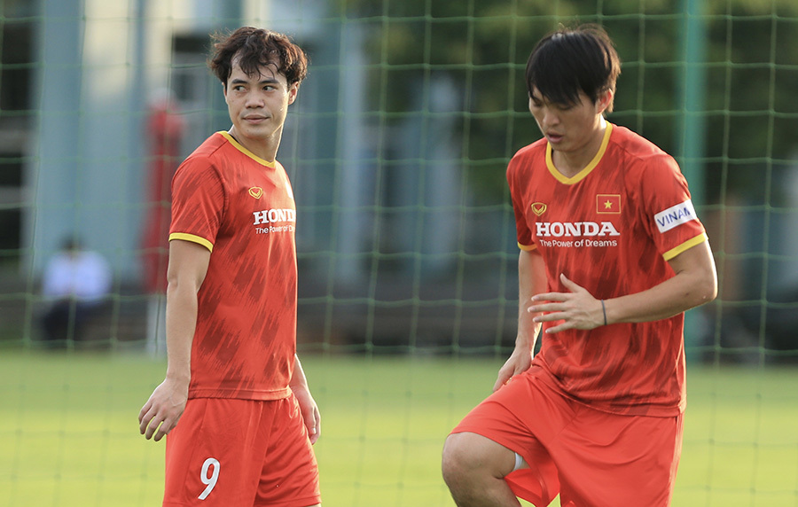 Văn Toàn (trái) có ưu thế trong cuộc đua giành vị trí chính thức sau màn thể hiện tại vòng loại thứ 2