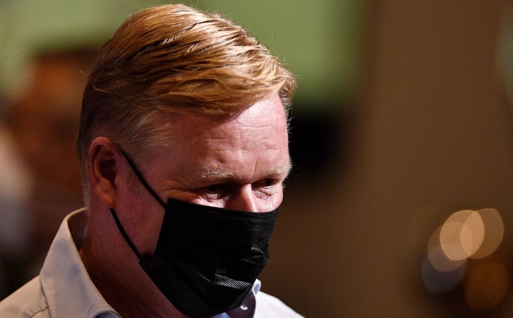 Hành động bất ngờ của HLV Ronald Koeman trong phòng họp báo Hành động bất ngờ của HLV Ronald Koeman trong phòng họp báo