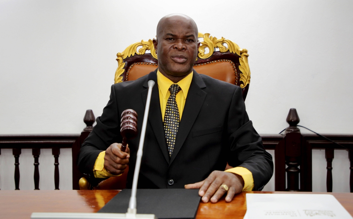 Phó Tổng thống Cộng Hòa Suriname xỏ giày đá bóng