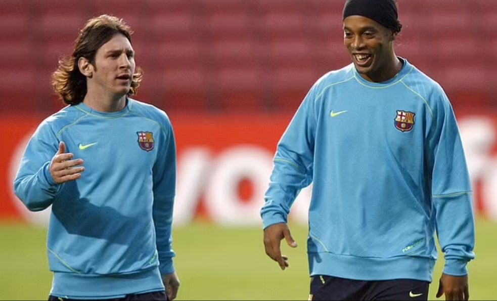 Ronaldinho bênh vực Messi trước CĐV PSG 1