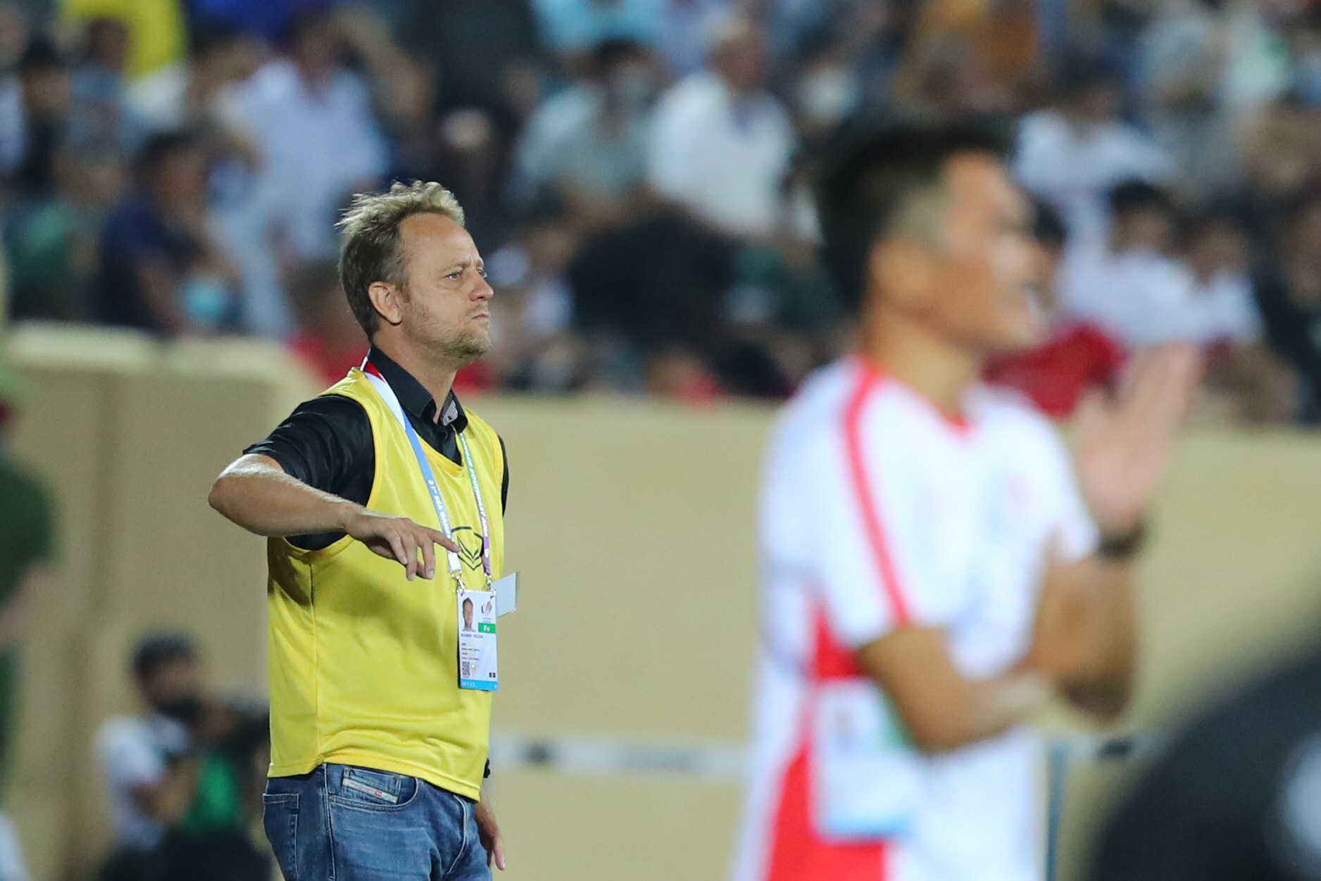 HLV Mano Polking bất lực với yêu cầu đặc biệt từ trọng tài 2