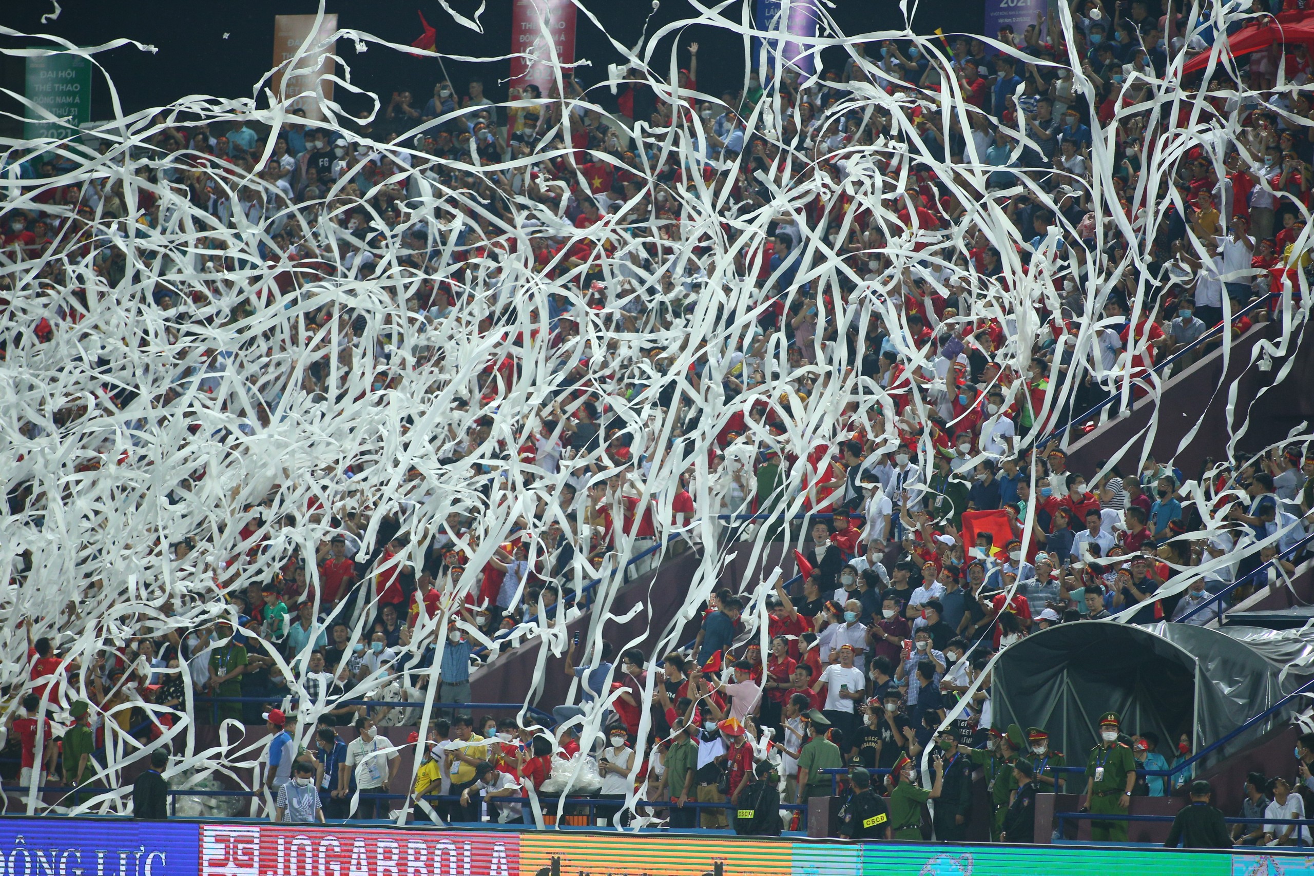 BTC SEA Games ra phán quyết về việc ném giấy cổ vũ U23 Việt Nam 1