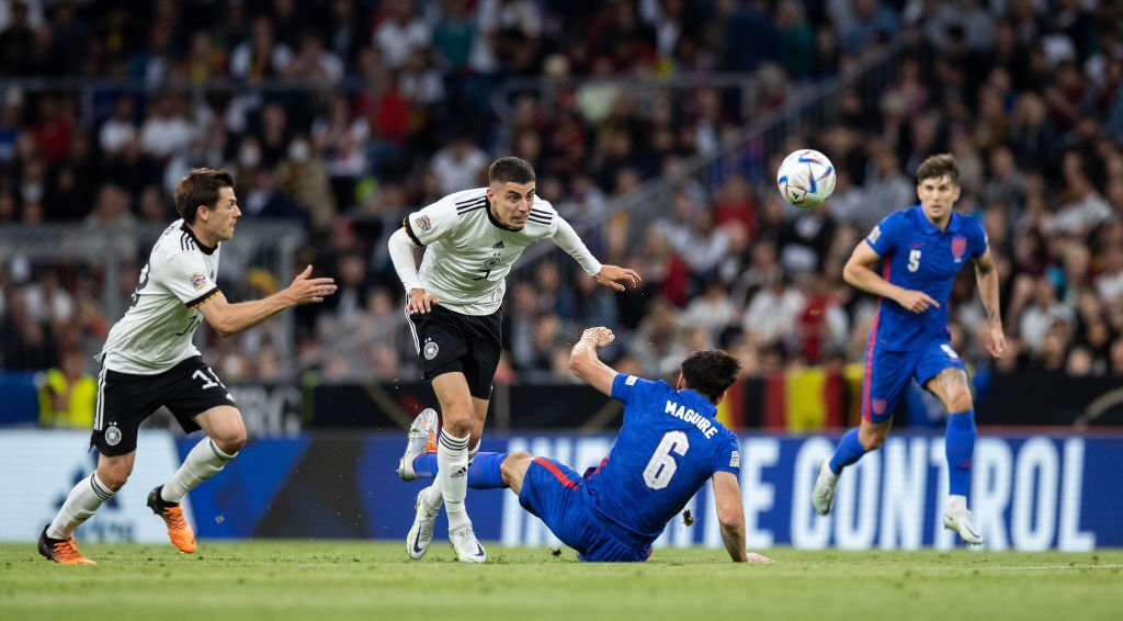 Chơi xấu với Kai Havertz, Maguire tự ngã sấp mặt 2