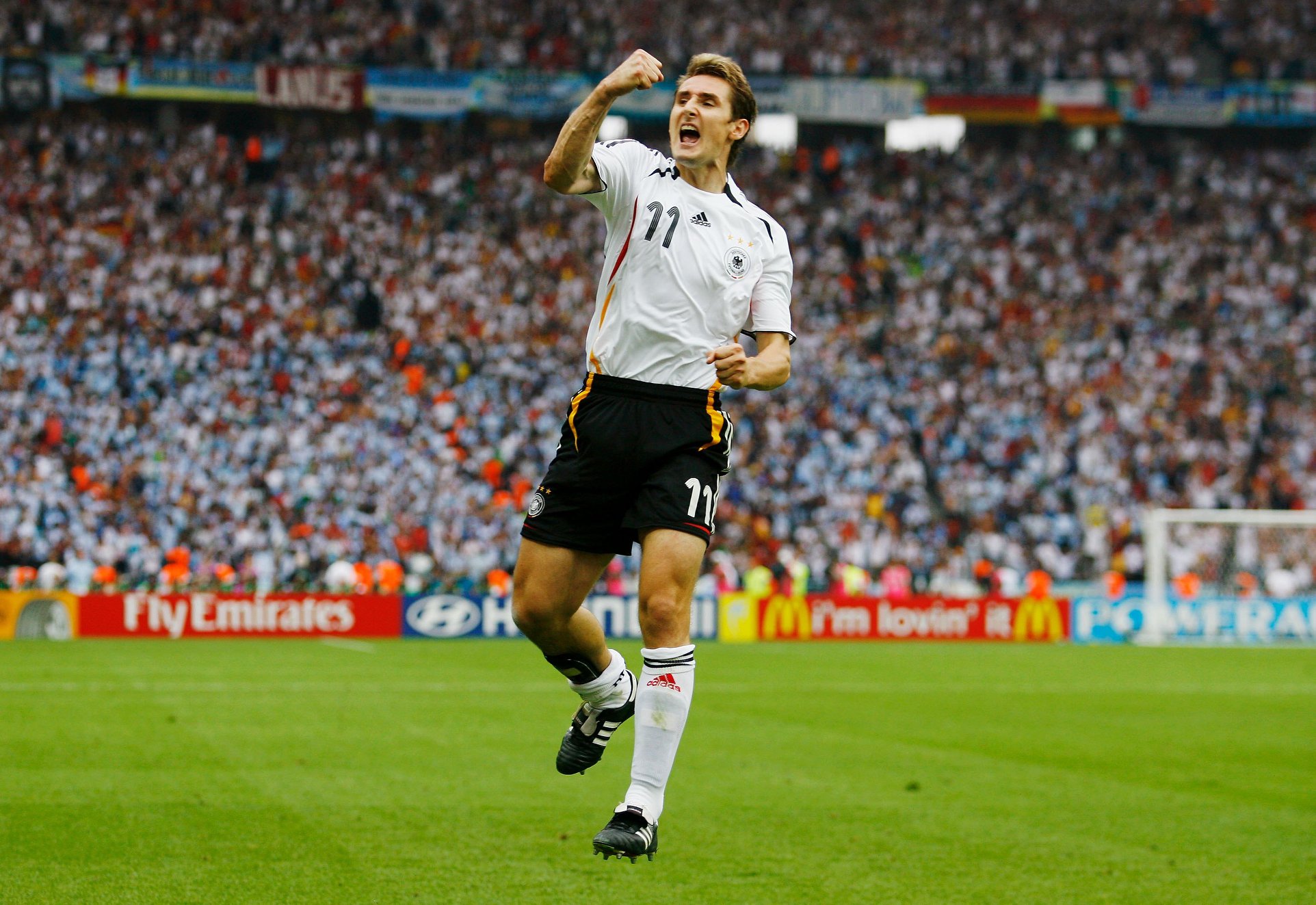 Miroslav Klose Tỏa sáng nhờ tài năng, vĩ đại bởi phẩm giá 1 Miroslav Klose Tỏa sáng nhờ tài năng, vĩ đại bởi phẩm giá 1