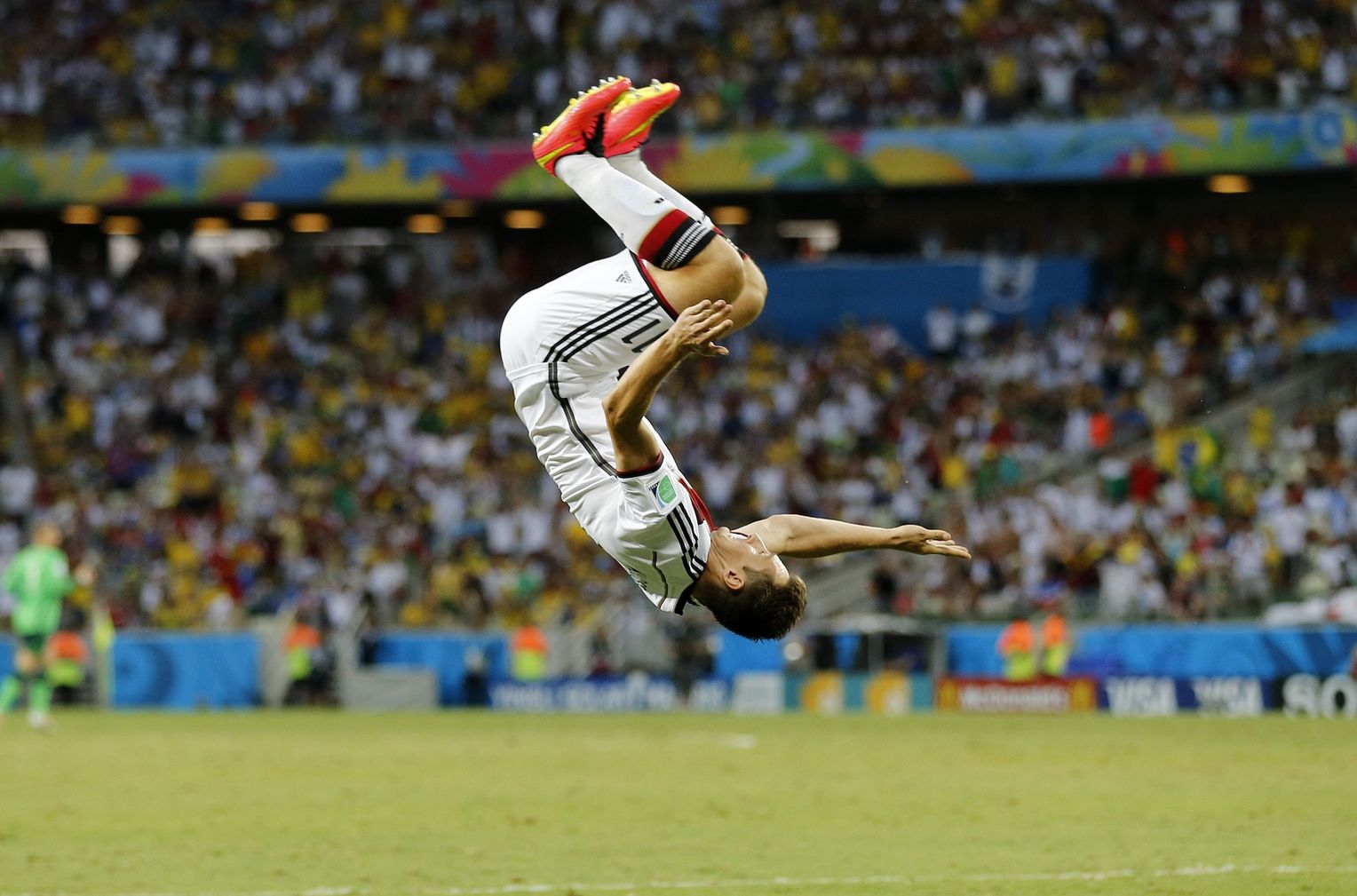 Miroslav Klose Tỏa sáng nhờ tài năng, vĩ đại bởi phẩm giá 2 Miroslav Klose Tỏa sáng nhờ tài năng, vĩ đại bởi phẩm giá 2