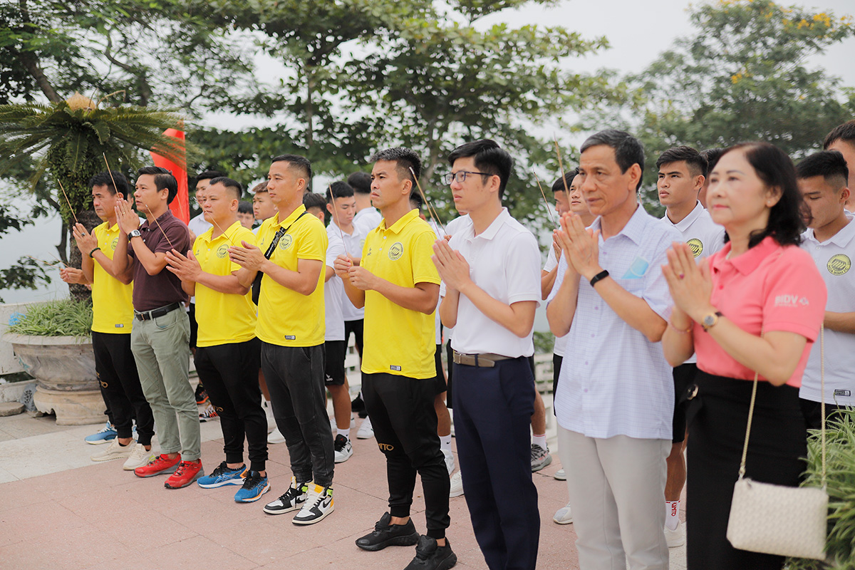 Hoa Binh FC dang huong va tu thien 1