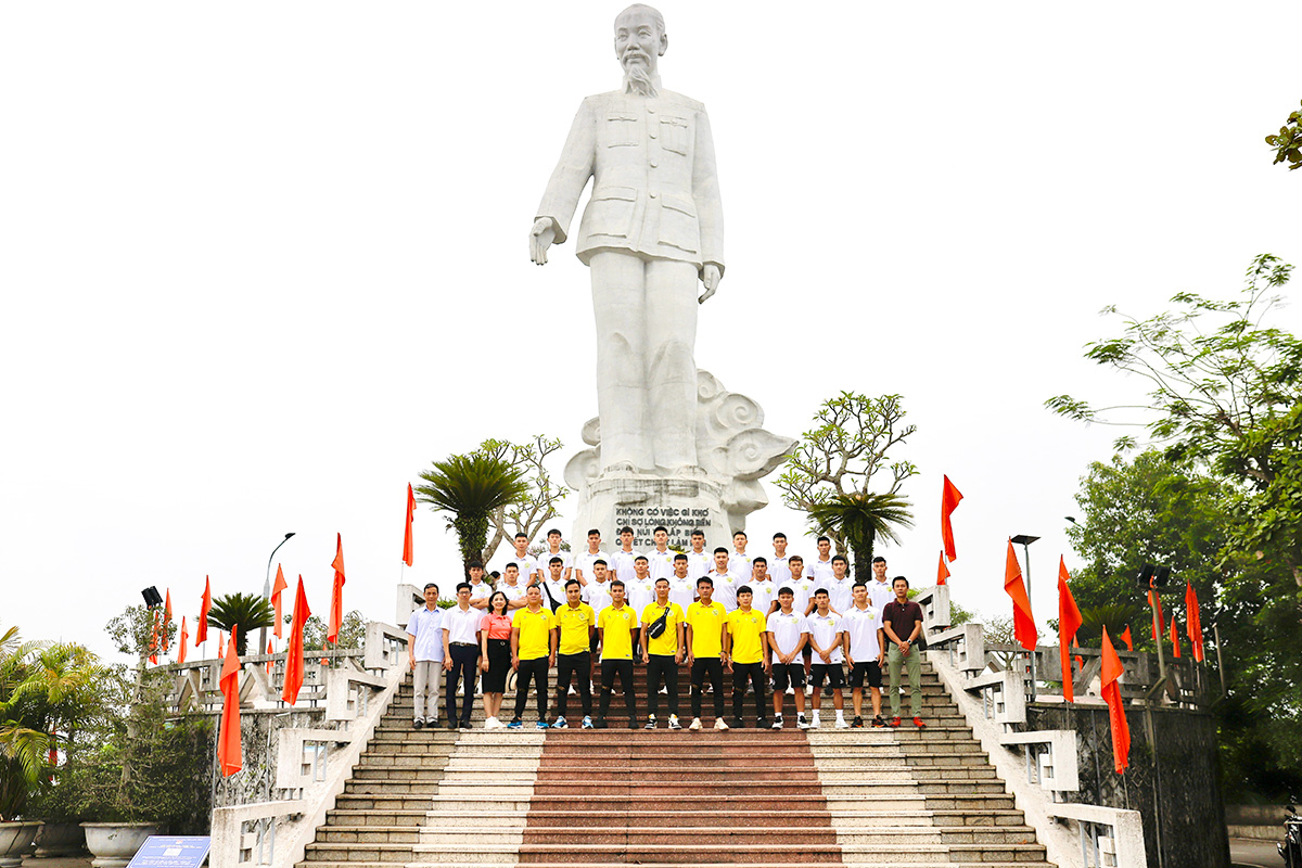 Giành suất thăng hạng Nhất, Hoà Bình FC dâng hương tại tượng đài Bác Hồ và làm từ thiện 2