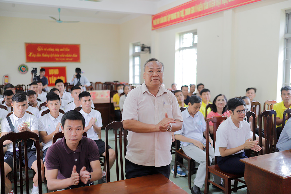 Giành suất thăng hạng Nhất, Hoà Bình FC dâng hương tại tượng đài Bác Hồ và làm từ thiện 3