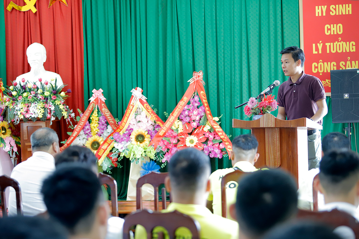 Giành suất thăng hạng Nhất, Hoà Bình FC dâng hương tại tượng đài Bác Hồ và làm từ thiện 4
